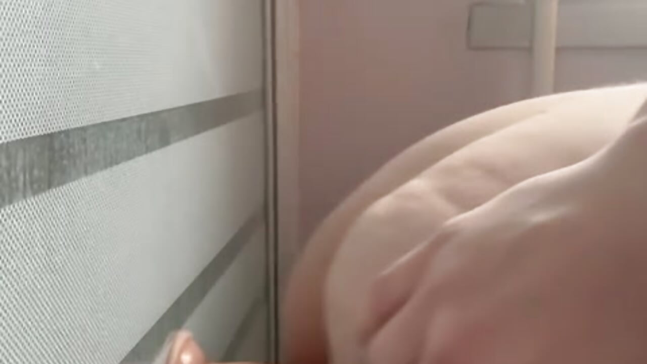 Je me gode contre ma paroi de douche 💋