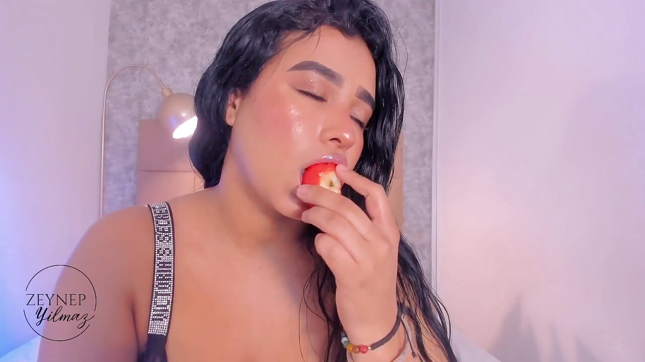CLIP: BITE ME LIKE THIS 🍓 — filmik ZeynepYilmaz, modela(-lki) na kamerkach