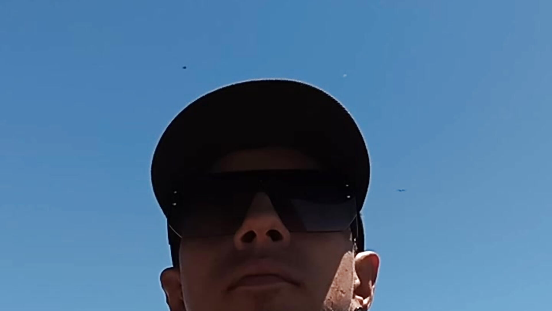 QUE TODO FLUYA Y NADA INFLUYA – video modela na kameri kaloumario