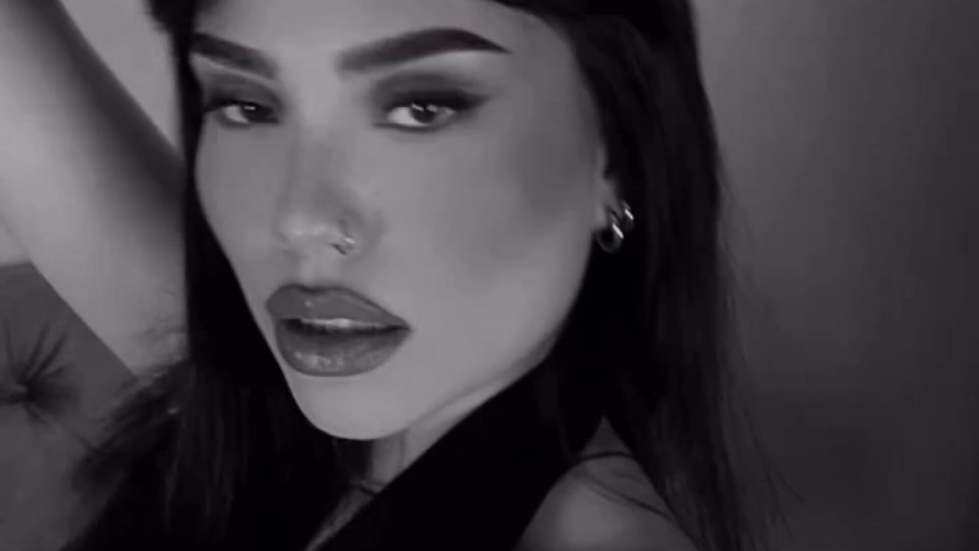 it's just me🌟 b/n - clip cu AlmaBlaze model videochat