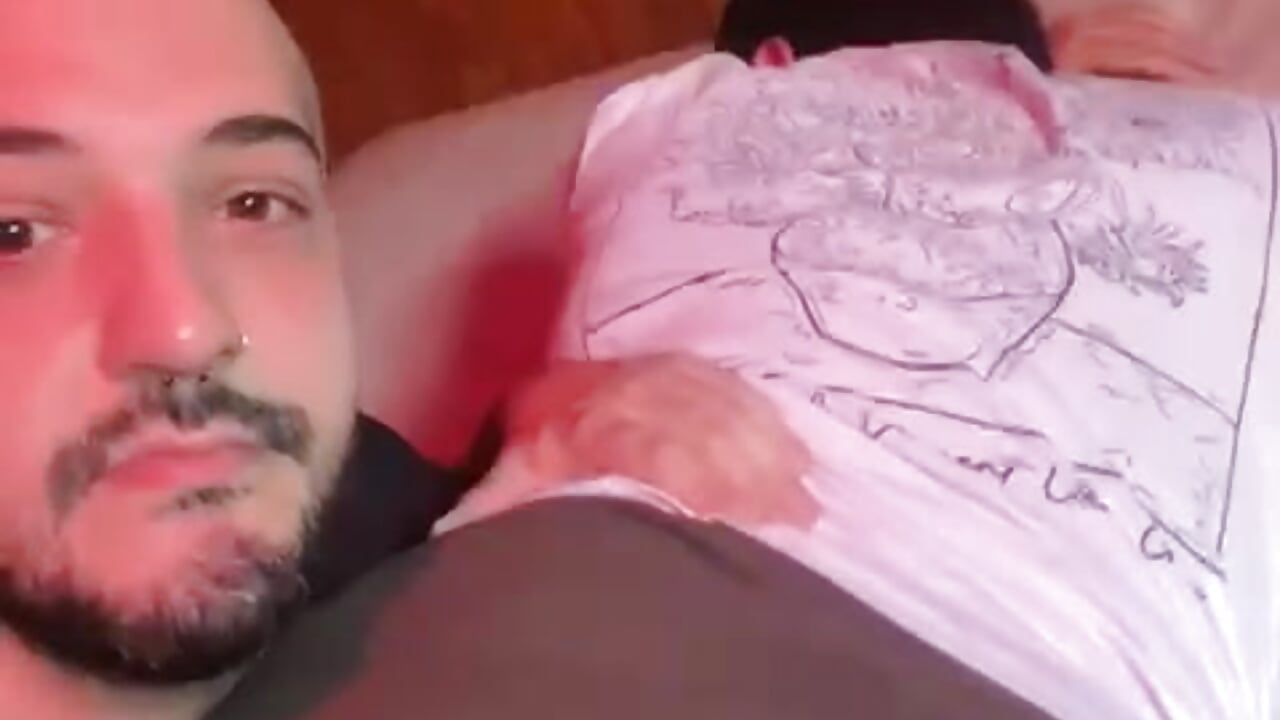 Ñam – video modela na kameri Bombe-