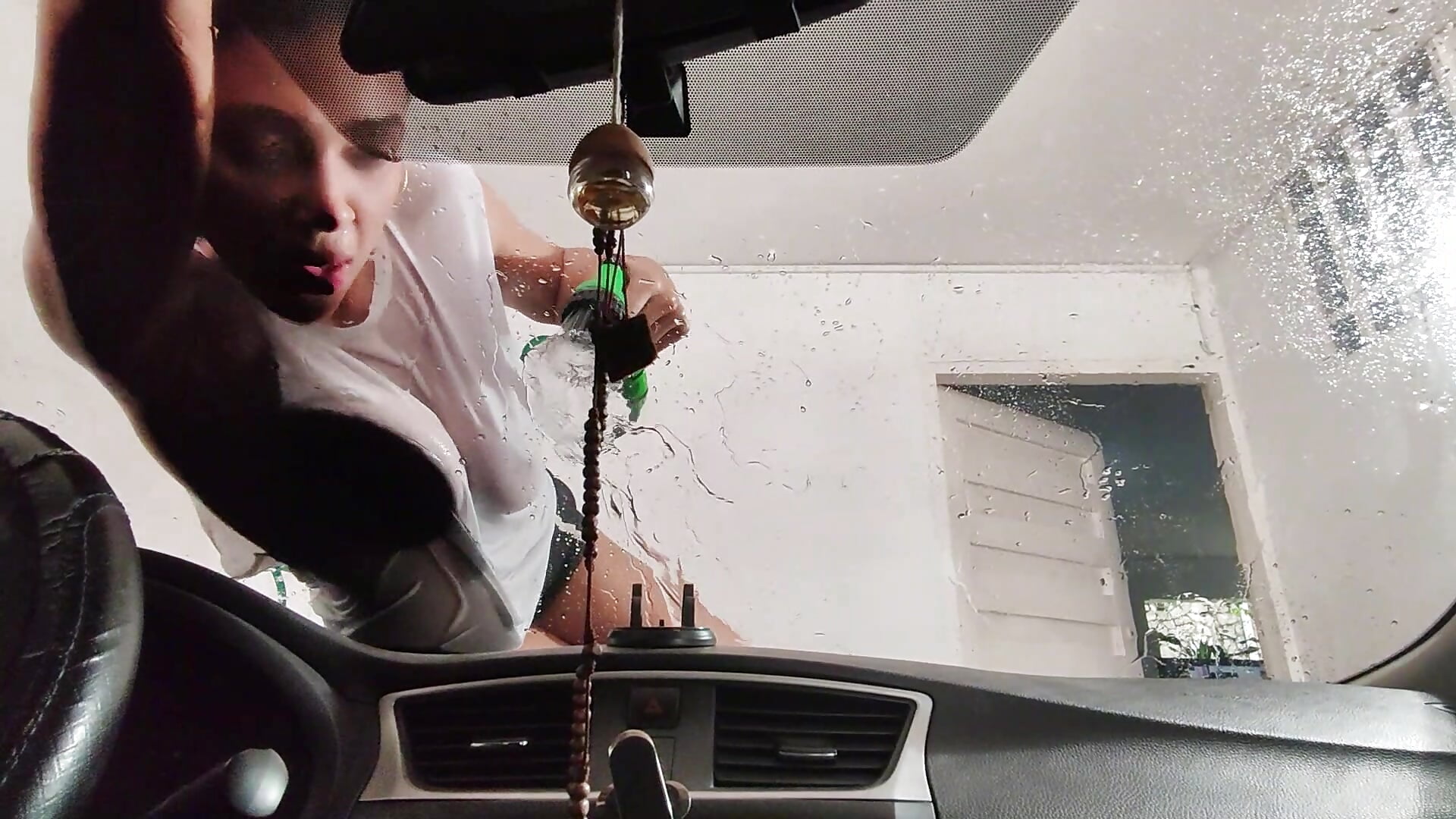 Being sexy while washing my car - video by PAU_TAFUR cam model
