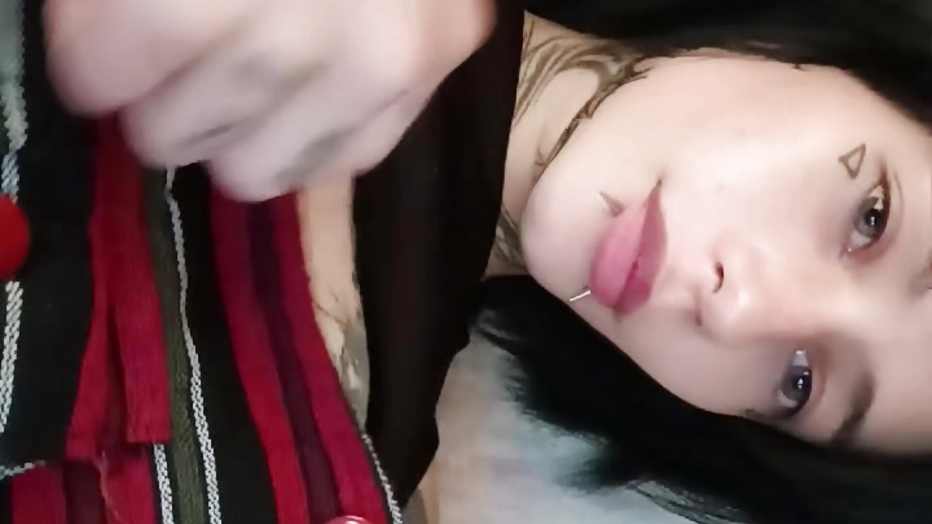 Bored girl at home shows her tits – video od webkamerové modelky Yancuic