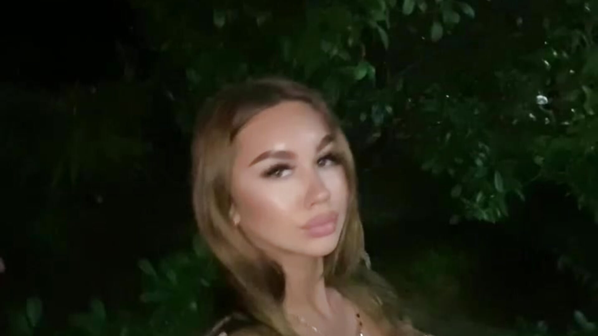 . – video od webkamerové modelky JulyMilky