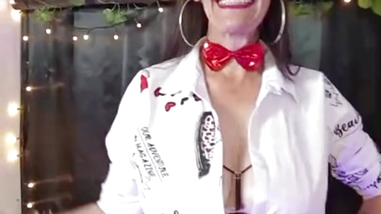 Hi love… sending you sweet kisses 💋 - video by LeanaMaturee cam model