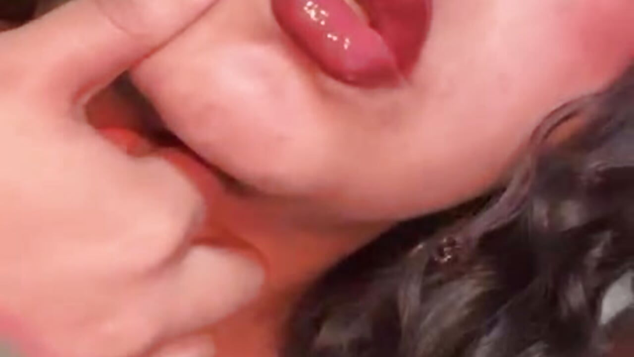 Did you enter out of curiosity or because you couldn't resist anymore? 😏 - Vídeo de paulys_, modelo de vídeos