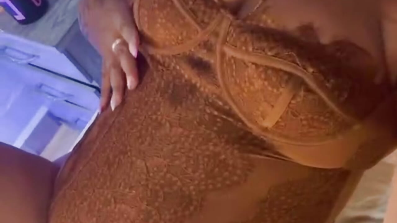 being pretty 😍 - vídeo de la modelo de cam Anabelle_bluee10
