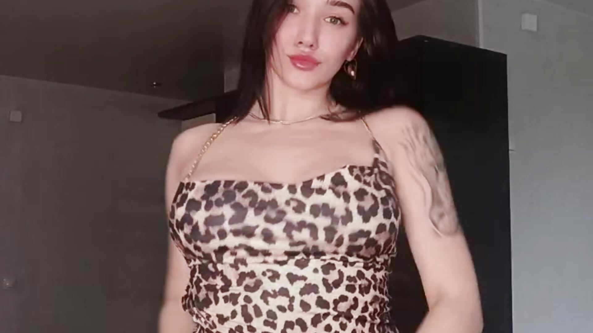 bright dance of tits – video modela na kameri GilberteBauch