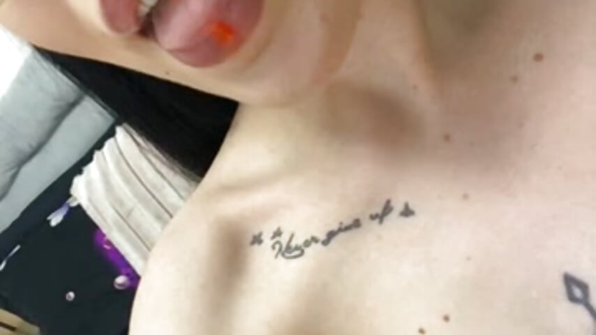 Piercing - vidéo du modèle de showcams Ella_Chloe21