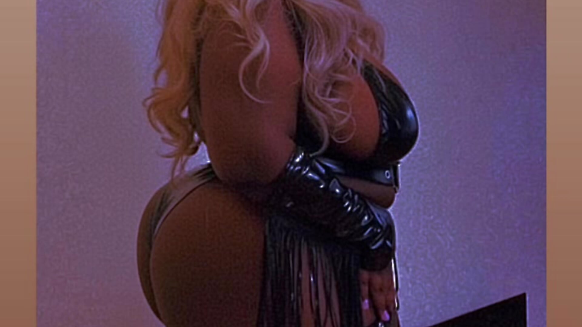 6D740B51-109D-4740-8558-598BF31E7472 - video van Kittybookate cam-model