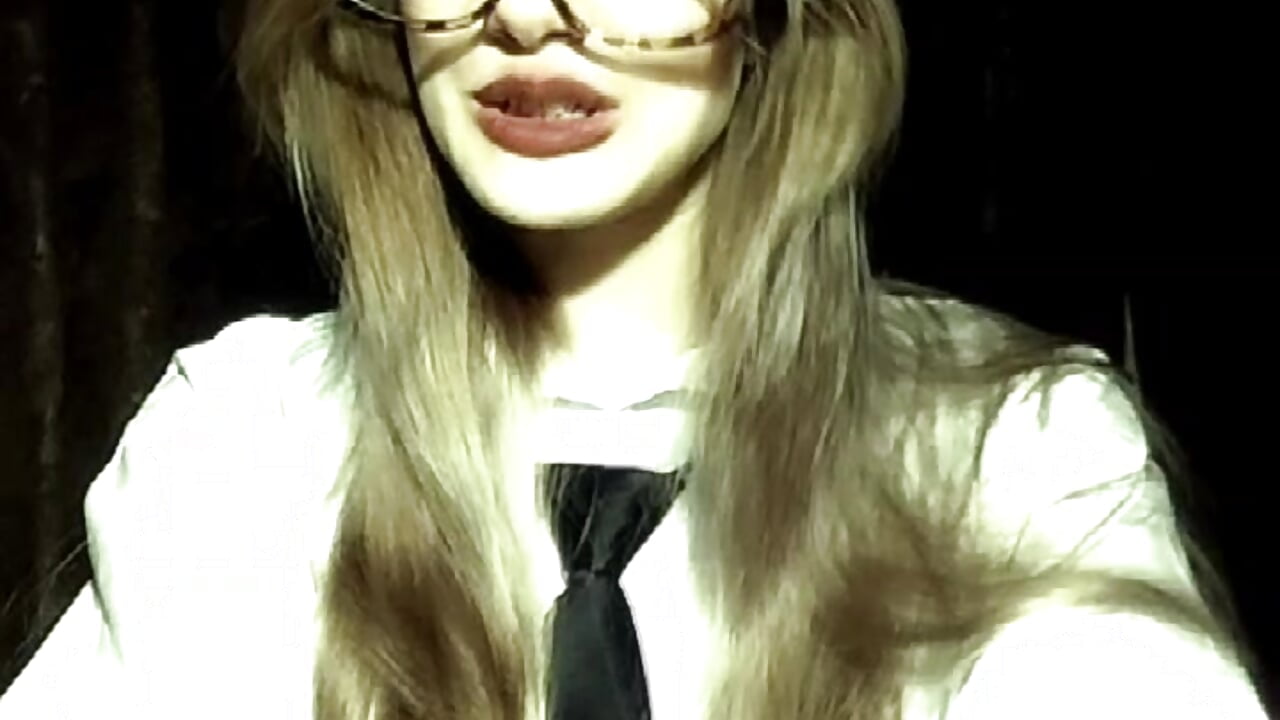 Girls with glasses are hot 🔥 - vidéo du modèle de showcams Carolini_i