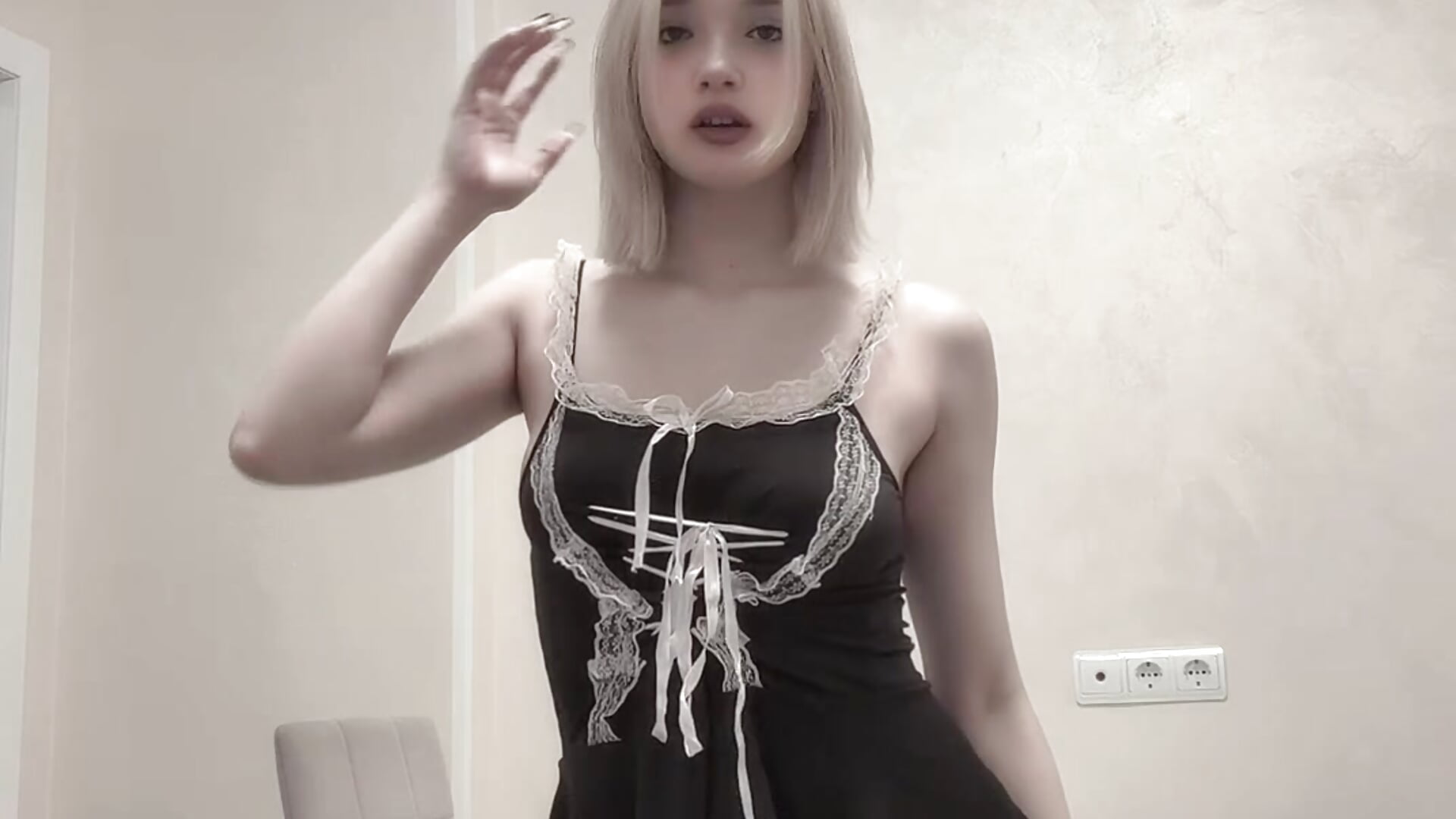 Black dress and red manicure - Perfection – video modela na kameri Carolini_i