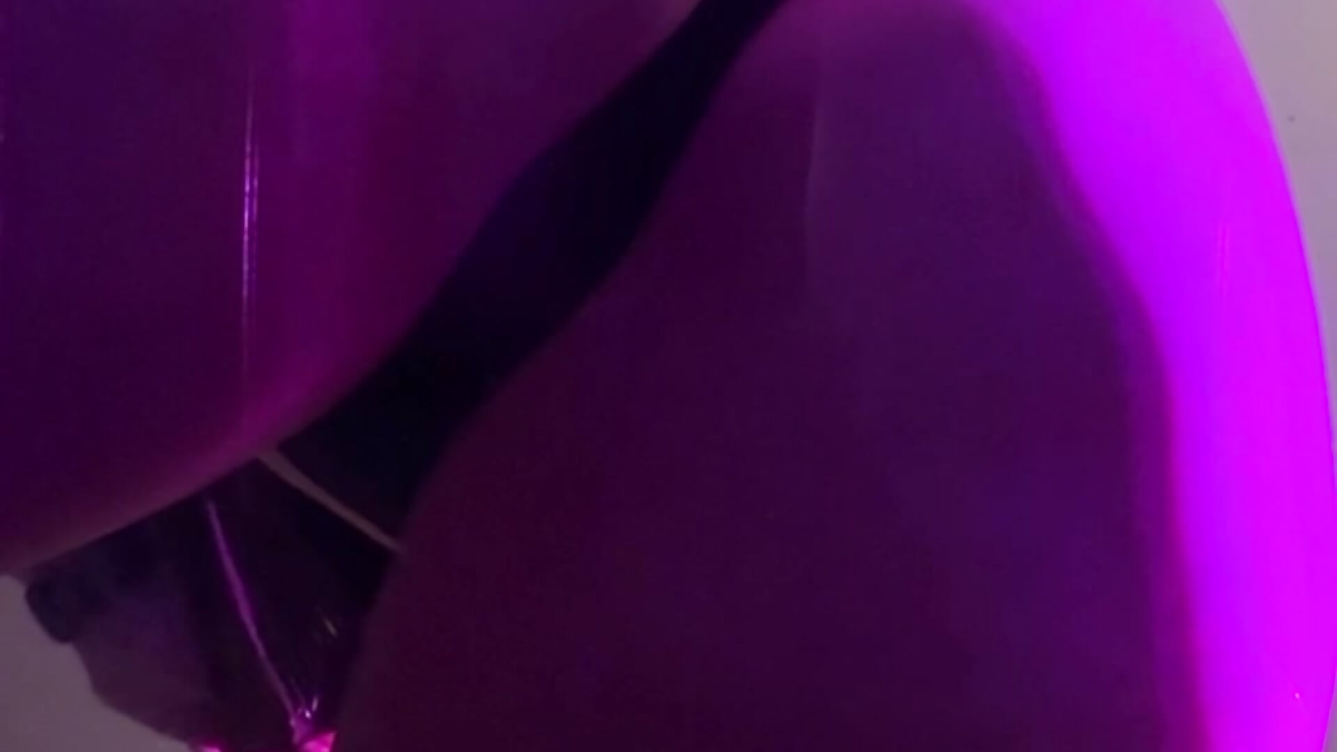 violet vibe – video od webkamerové modelky Marry_Sornatiko
