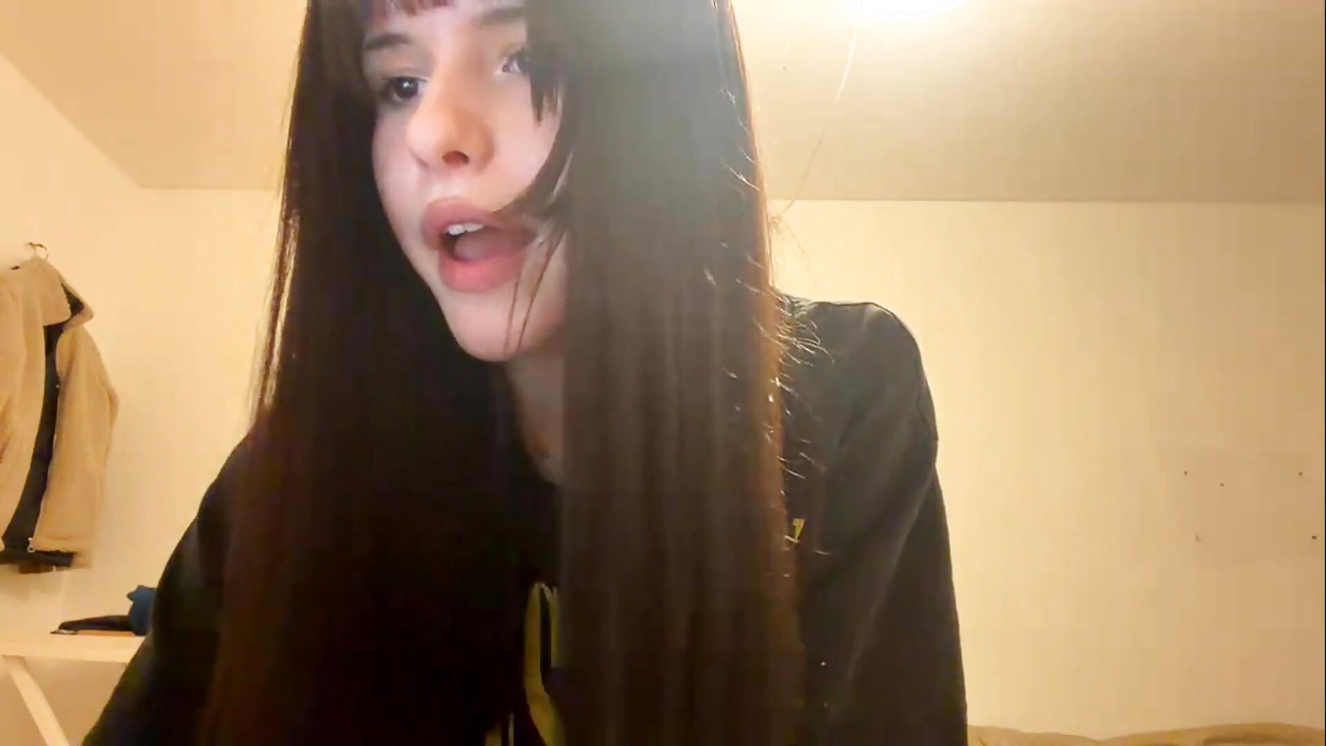 Welcome world! - vidéo du modèle de showcams KrystleAmela