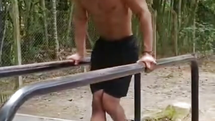 Exercise! – video modela na kameri AlaskanCornpone