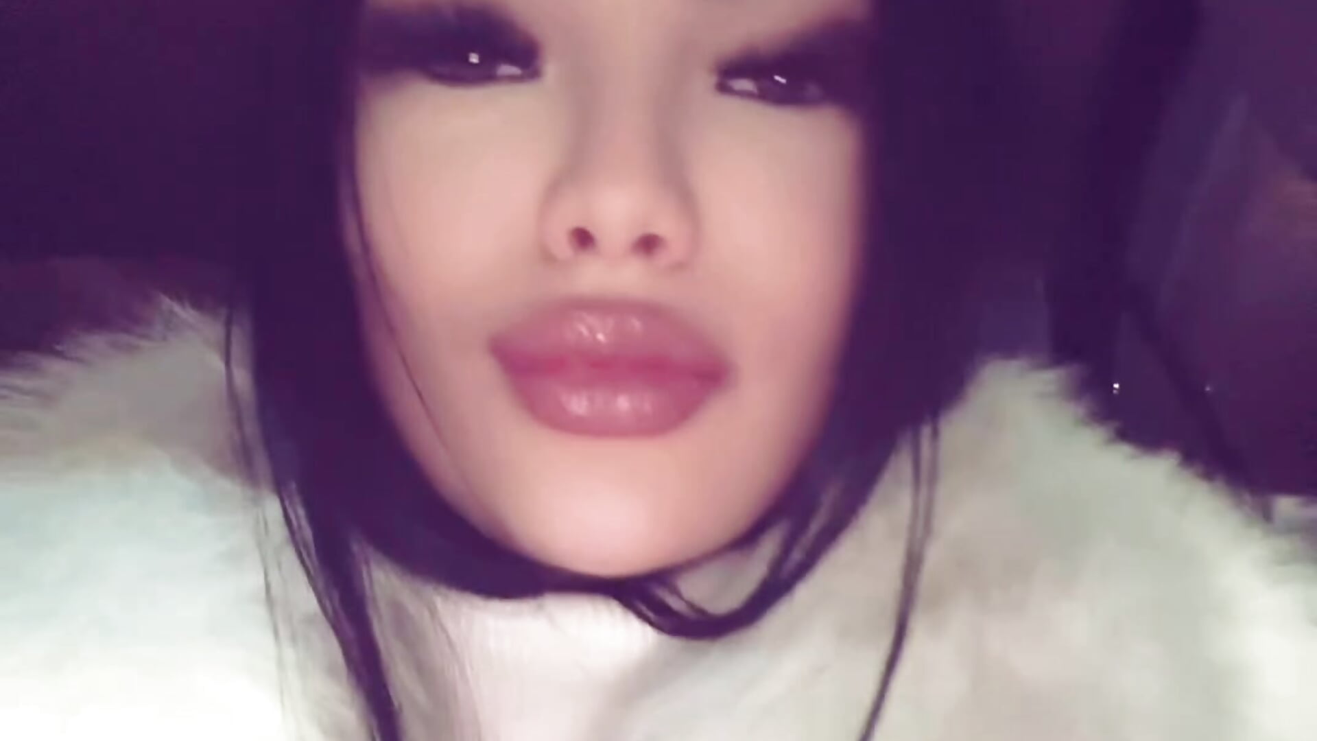 A game of looks – video modela na kameri SashaRey