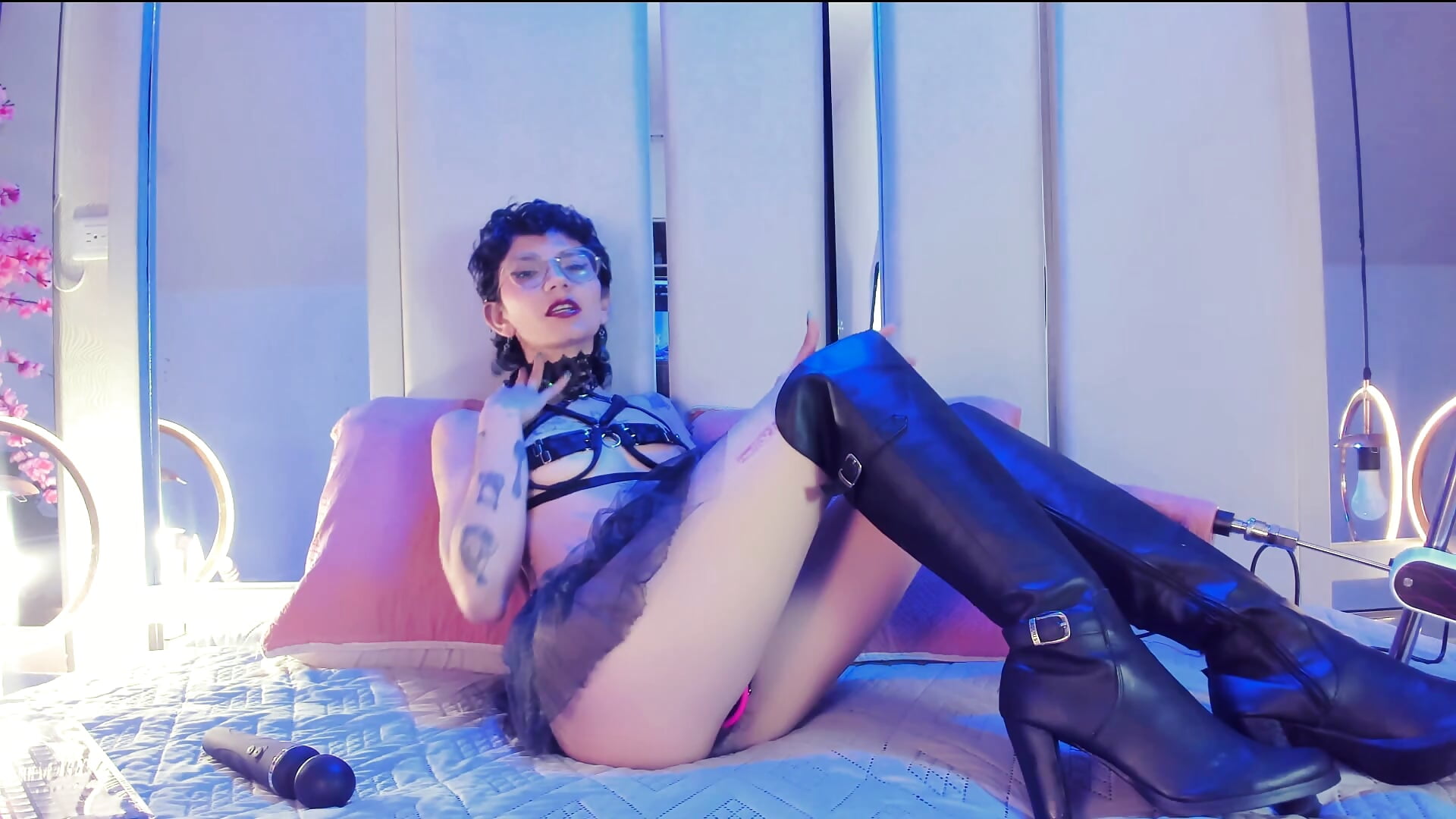 caress my whole burning body - video av Calioperoux cam-modell