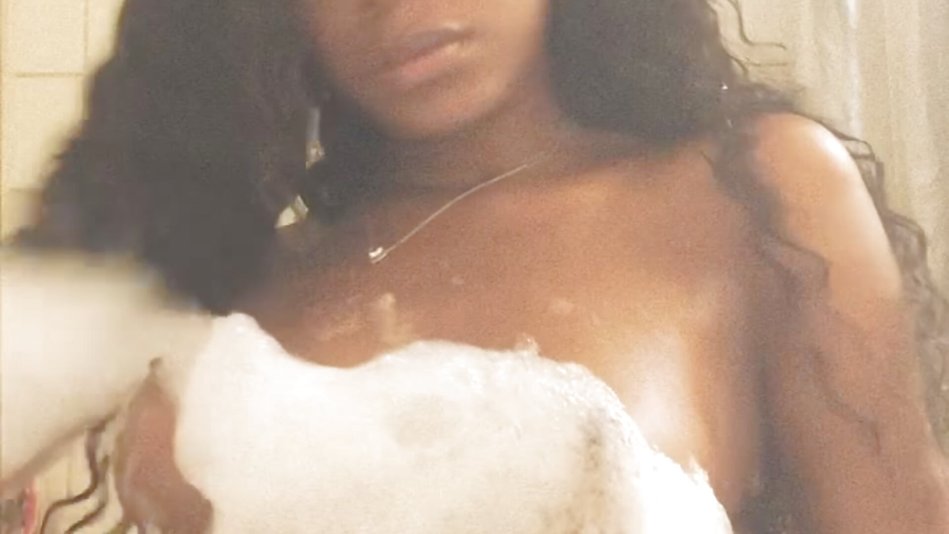 Bathtub Tease🔥😏 — filmik MidnightChanel, modela(-lki) na kamerkach