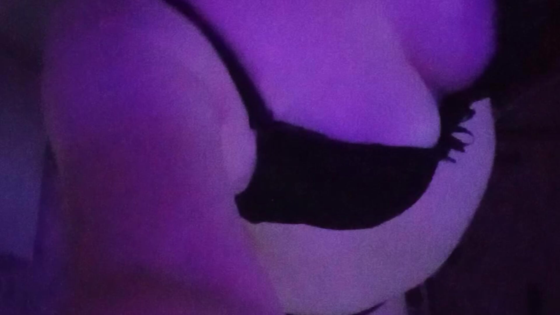 Dancing in black lingerie - відео від вебкаммоделі Loooving_Emma