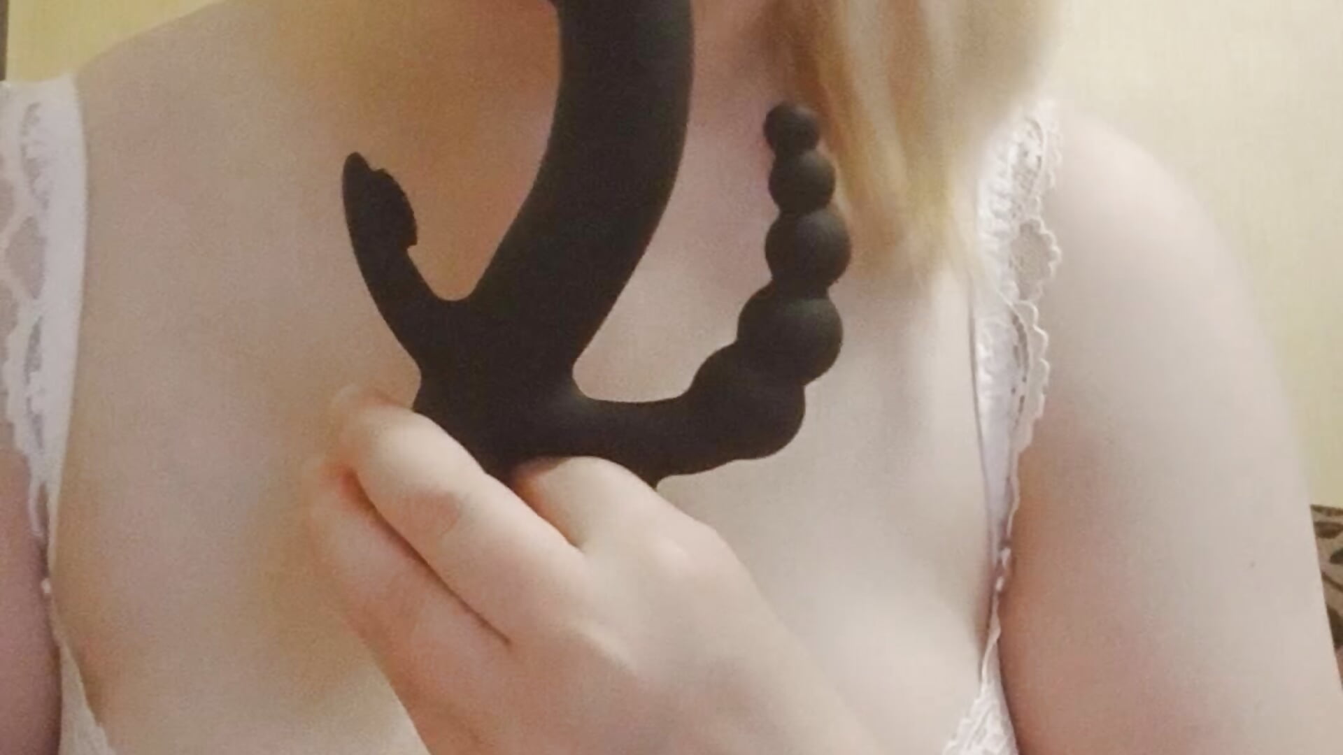 Sucking a double black dildo in white lingerie - відео від вебкаммоделі Loooving_Emma