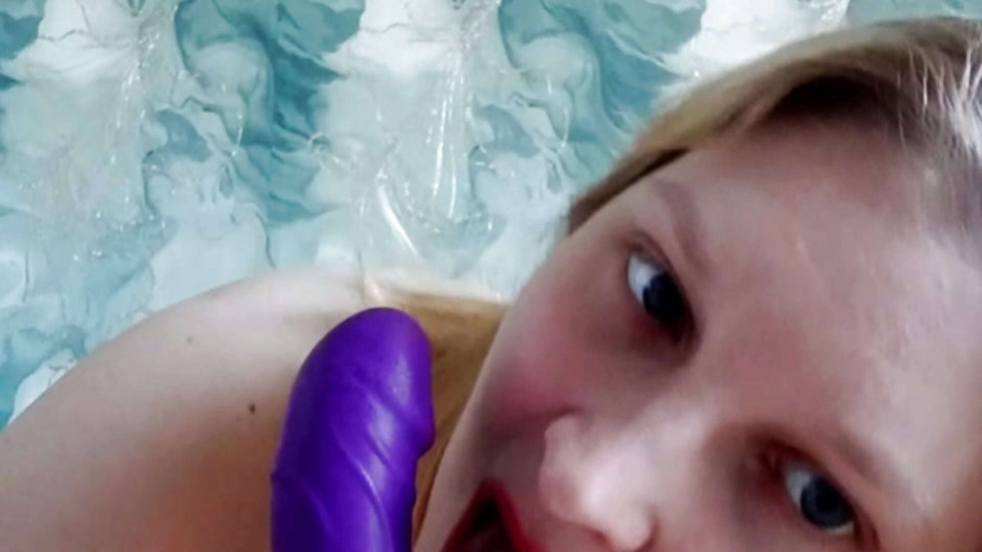 Sloppy blowjob with red lipstick on a big dildo - βίντεο μοντέλου Loooving_Emma