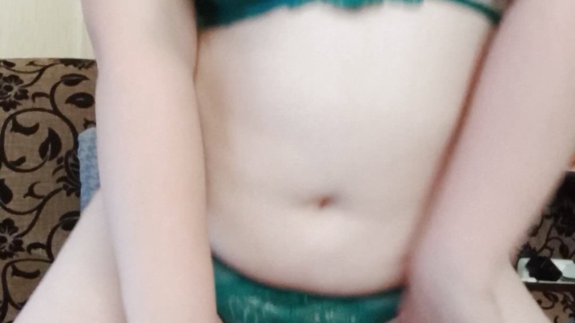 I'm dancing in green underwear - відео від вебкаммоделі Loooving_Emma