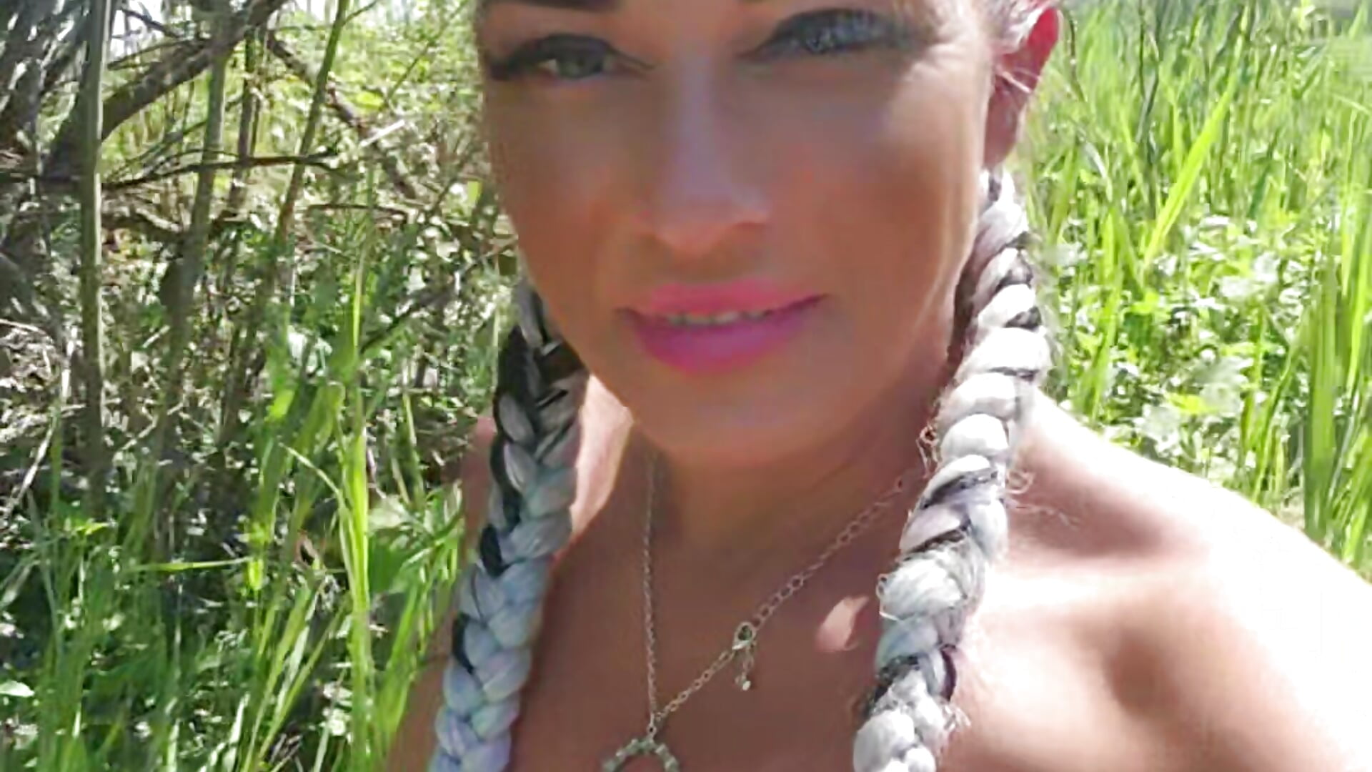 Bare and Bared – video od webkamerové modelky NovaRedux