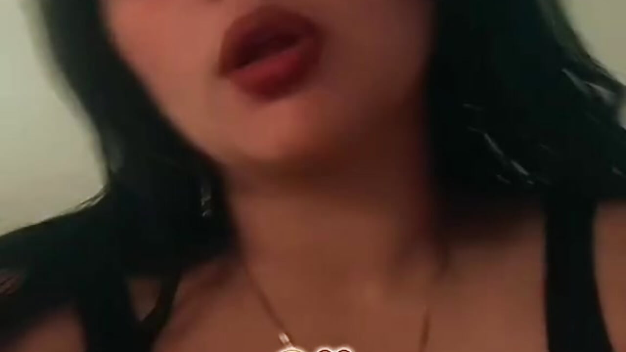 😘 - video by Emily_Rouse23 cam model