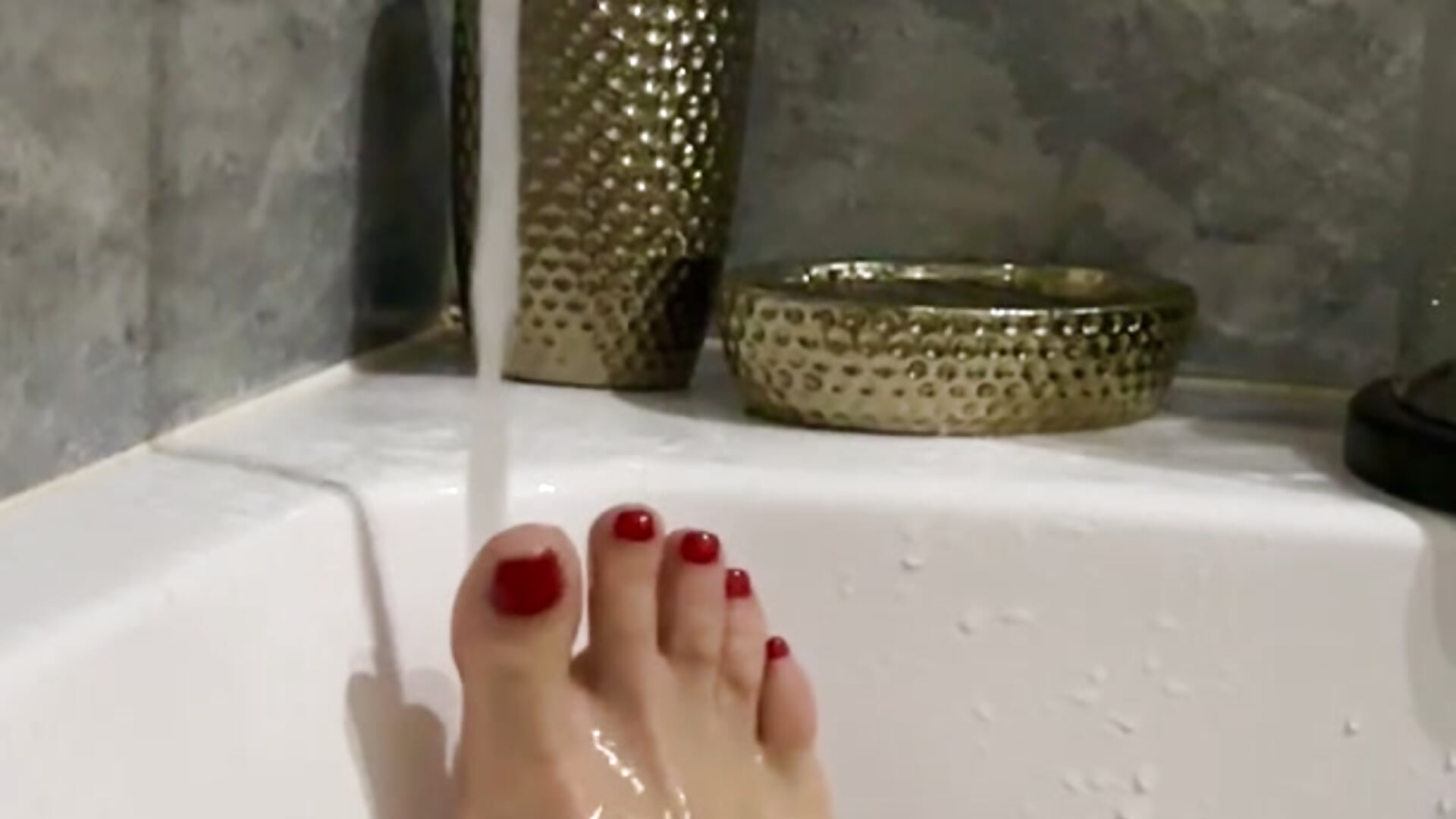 My happy feet take a bath 🛀💦 - ক্যাম মডেল golden_Muse_-এর ভিডিও