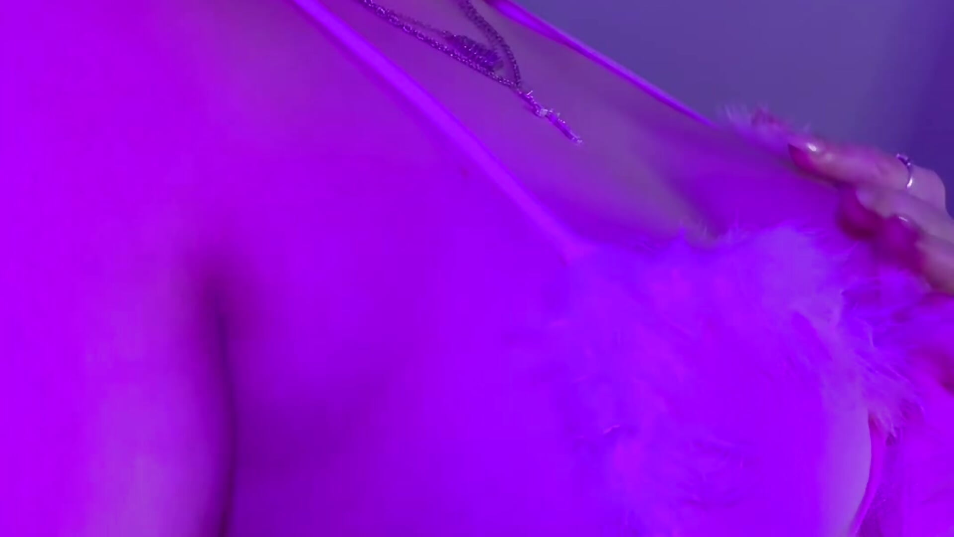 💜💕 – video modela na kameri LolaKONG