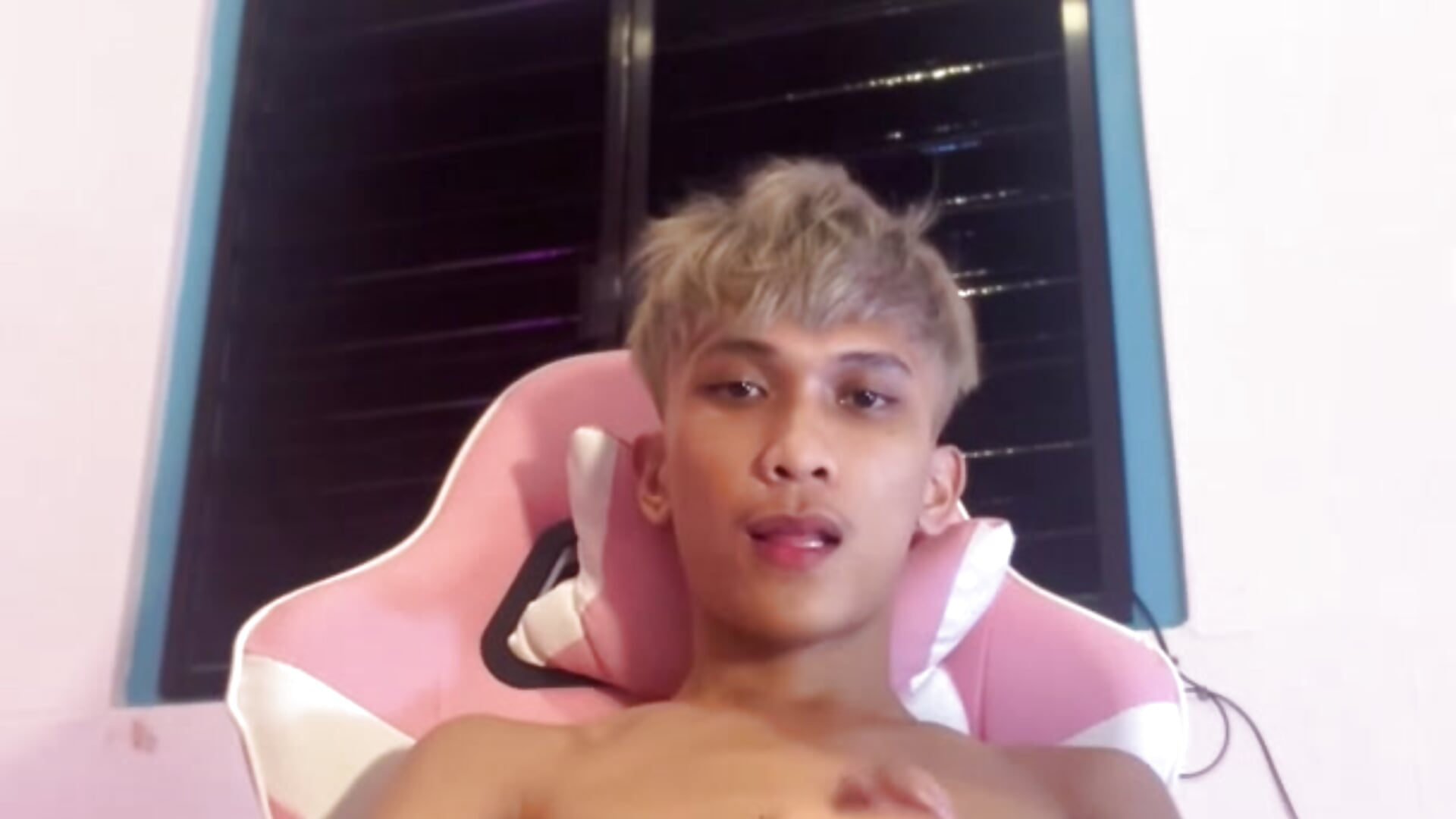 Playing with my huge cock - video by burger_kingxxx cam model