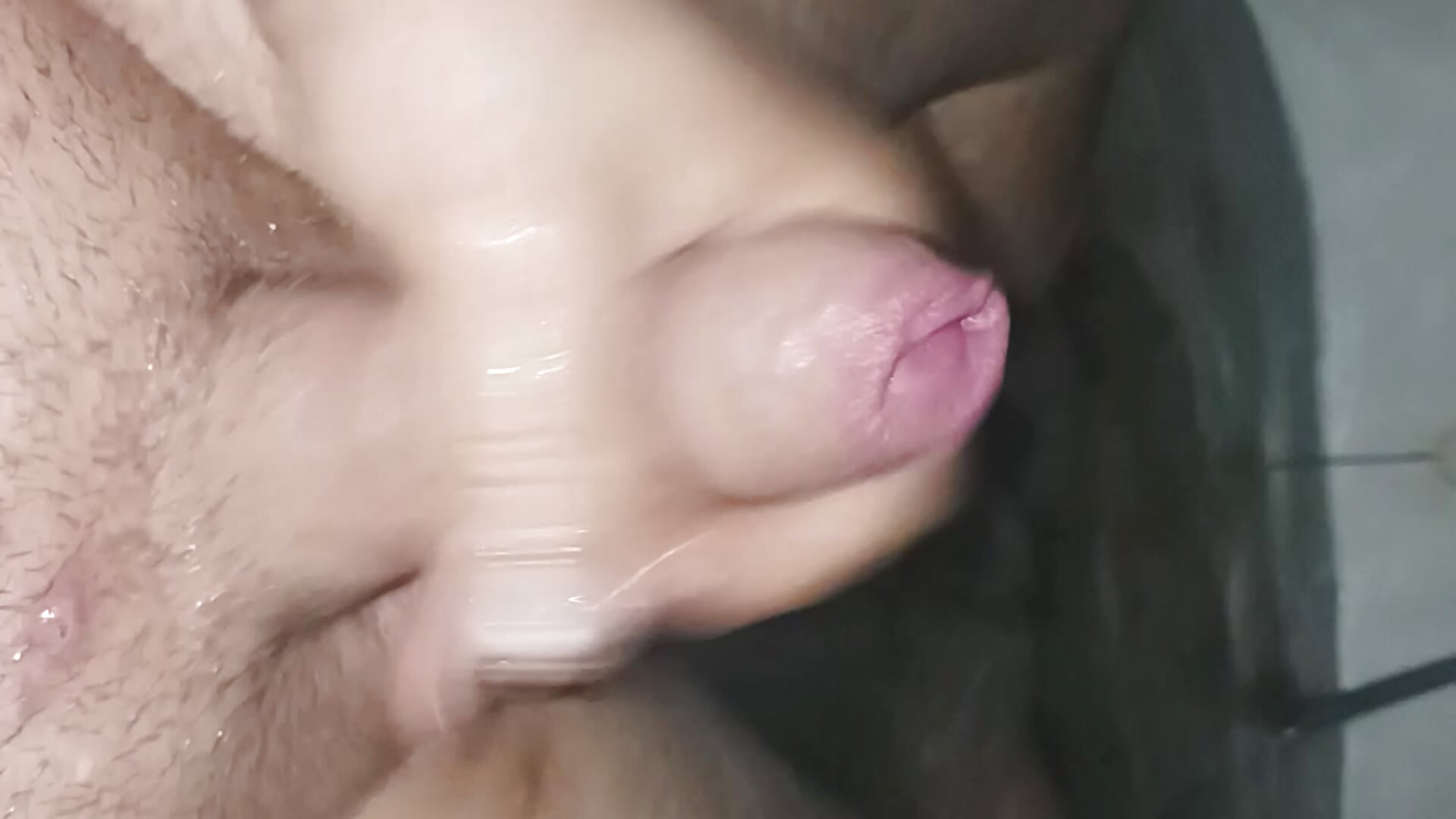 Wie ich mir in der Badewanne ein Runterhole, bis ich Abspritz ;) - Vídeo de BenZCock90, modelo de vídeos
