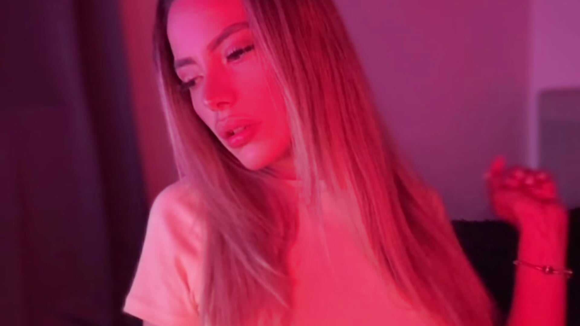 Sexy Dance💕 - video av miley_saens cam model