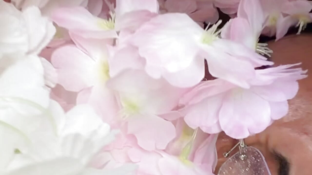 I LOVE THESE FLOWERS - clip cu Elisasue model videochat