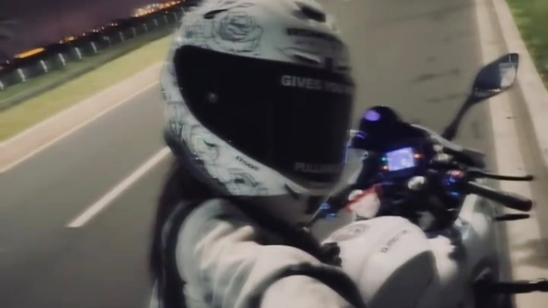 嘿 做挡泥板吗😈 - video by Baixi-01 cam model