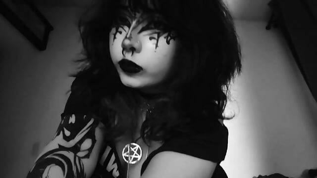 Dark Goth BDSM – video modela na kameri Ivi_jones_