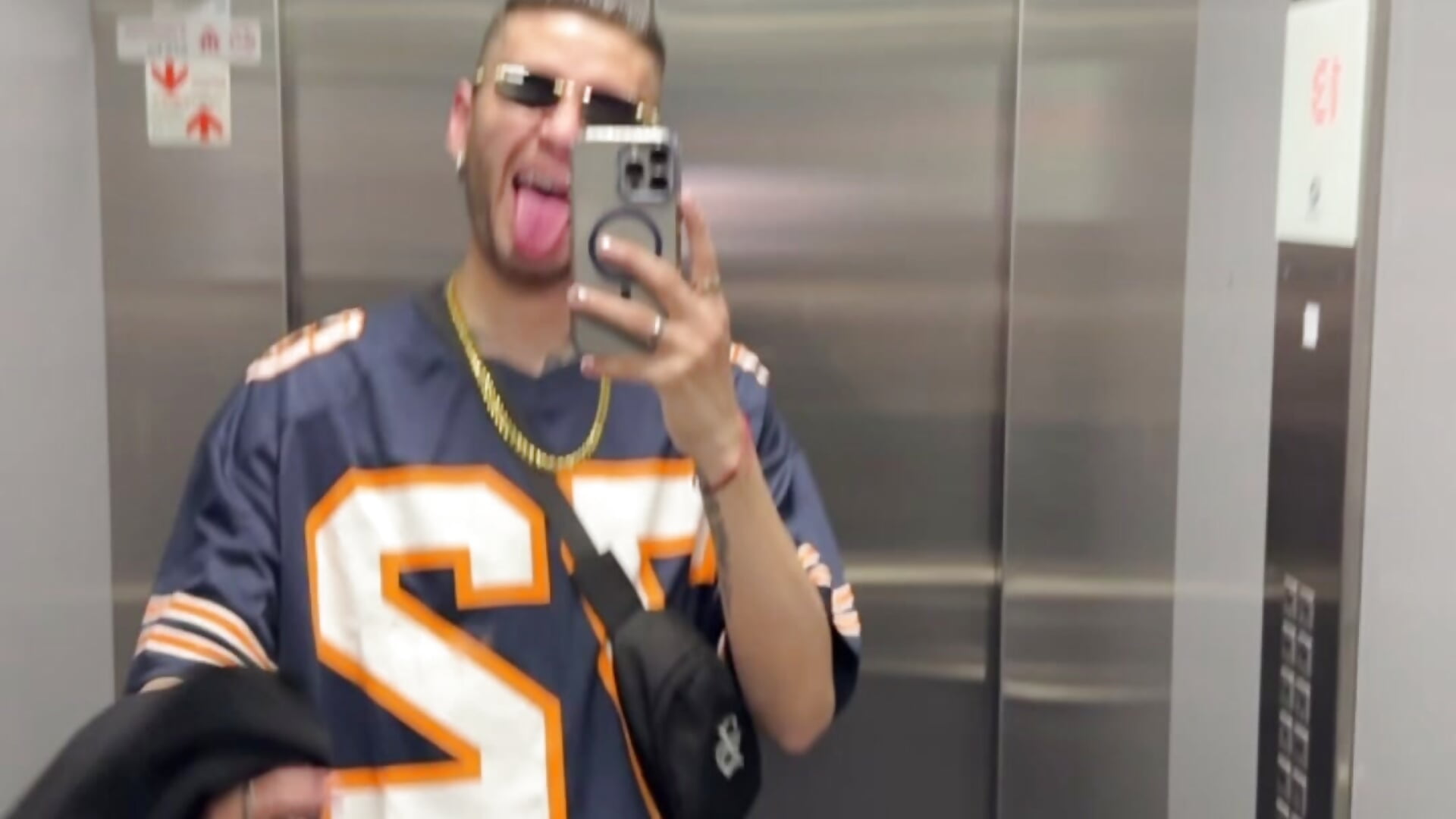 c06793977bc2421d934b58cdd7182f00 - vídeo de Ayurito98 modelo de câmara