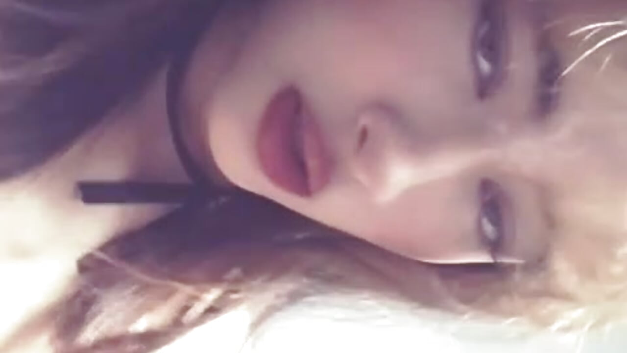 LOOK AT ME 😈 - video by Scarlet_22_ cam model