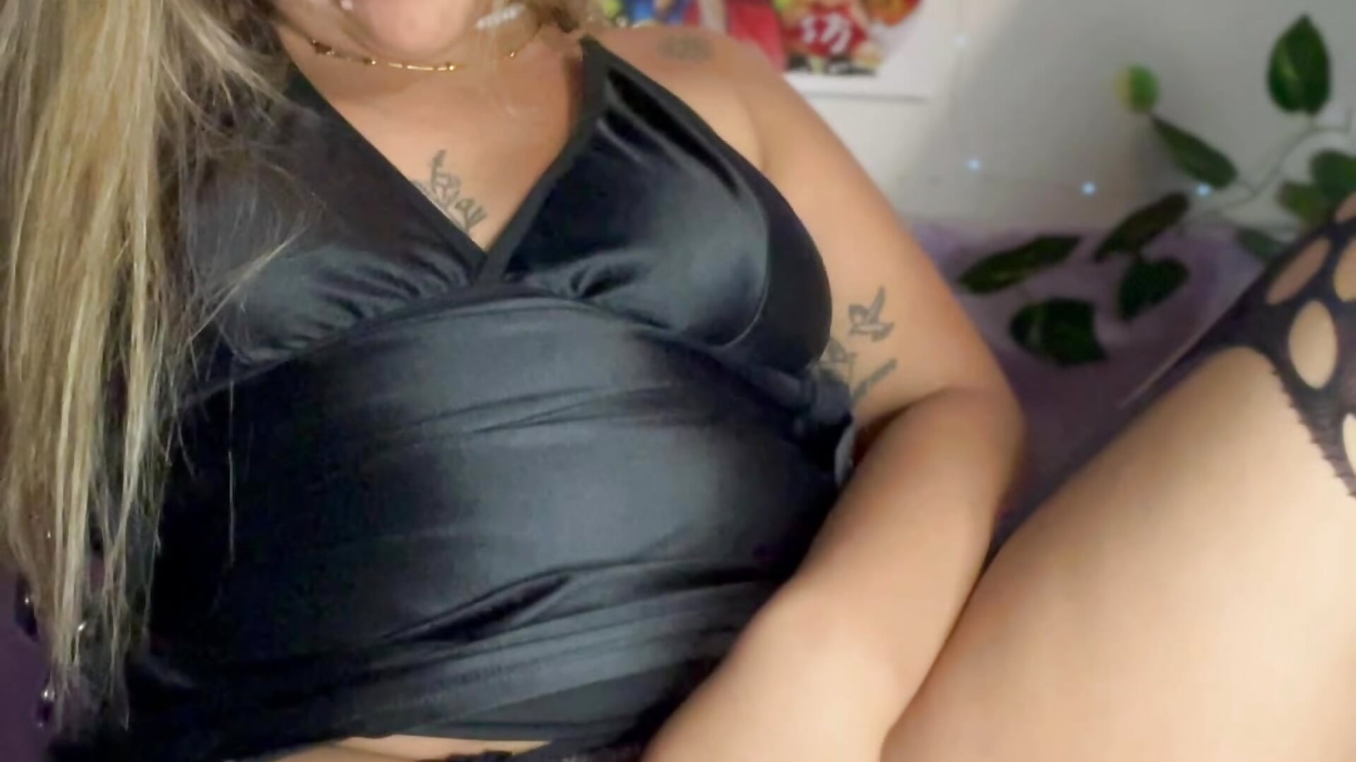 Playing a little with my toys😳－カメラキャストのSweet_Moon15の動画