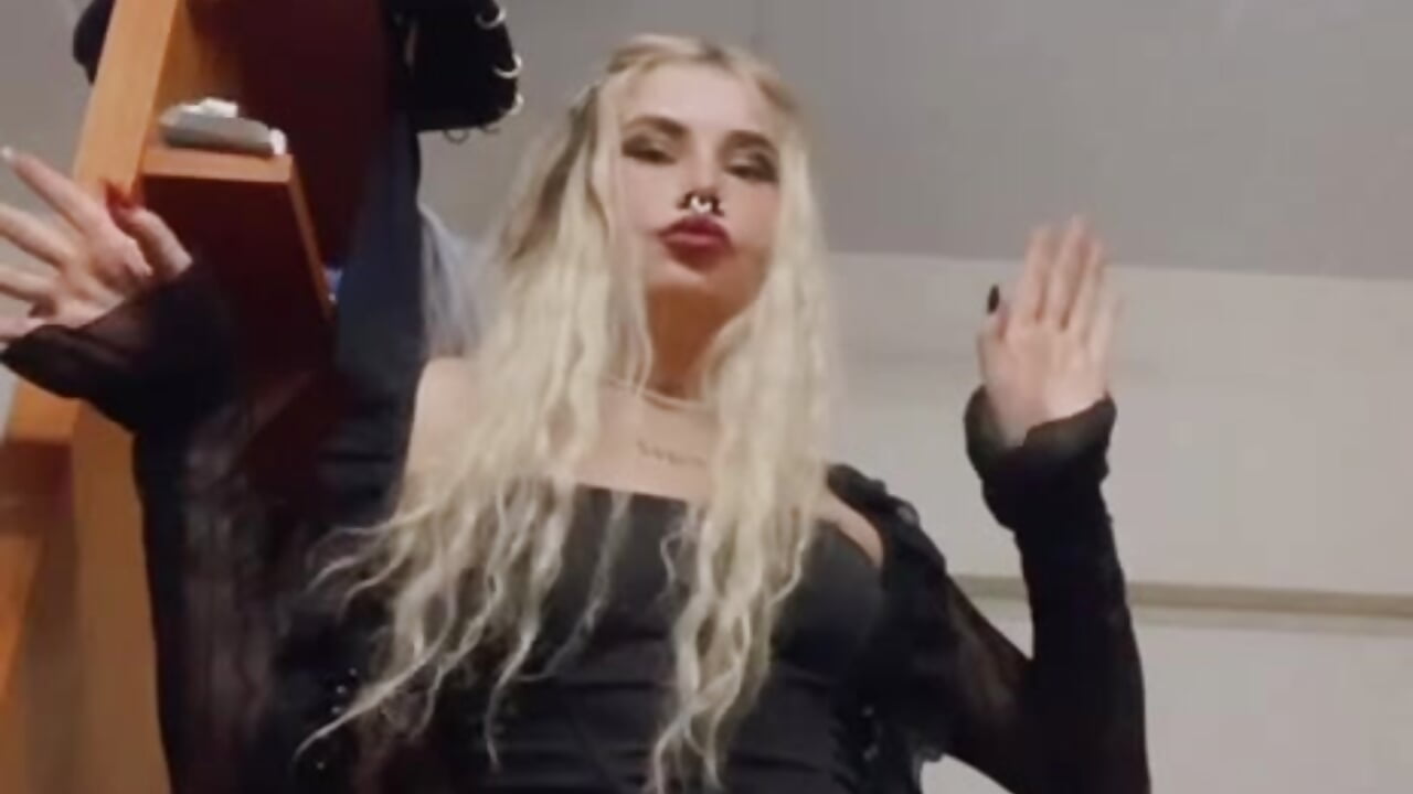 Runaway in Slow Motion - UnsoldEdge 캠 모델의 동영상