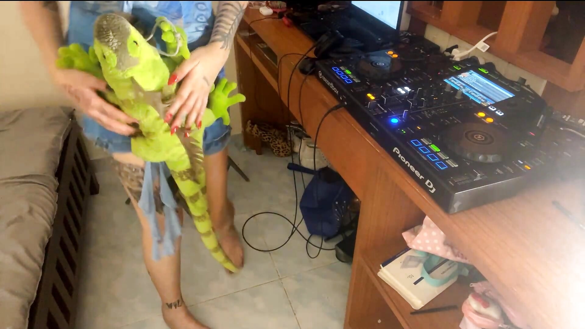 say hello to my legs - UnsoldEdge 캠 모델의 동영상