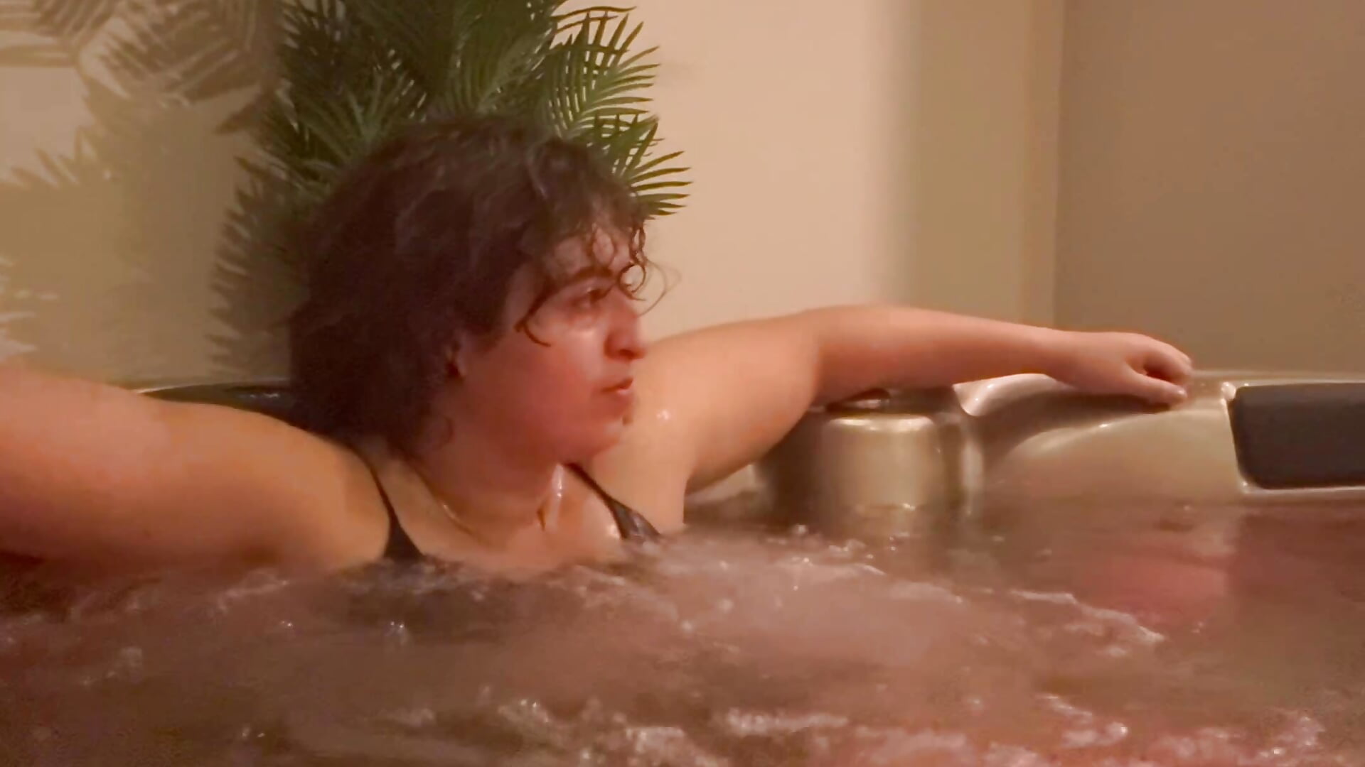 Muscle mummy in jacuzzi - vídeo de yassiestar modelo de câmara