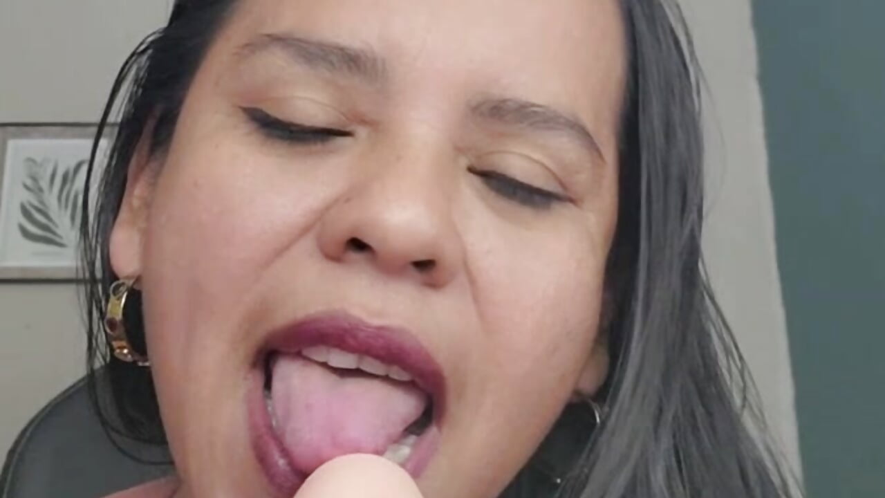 Sometimes temptation makes no noise… it just looks at you, smiles, and waits for you to come a littl - βίντεο μοντέλου MaraSol