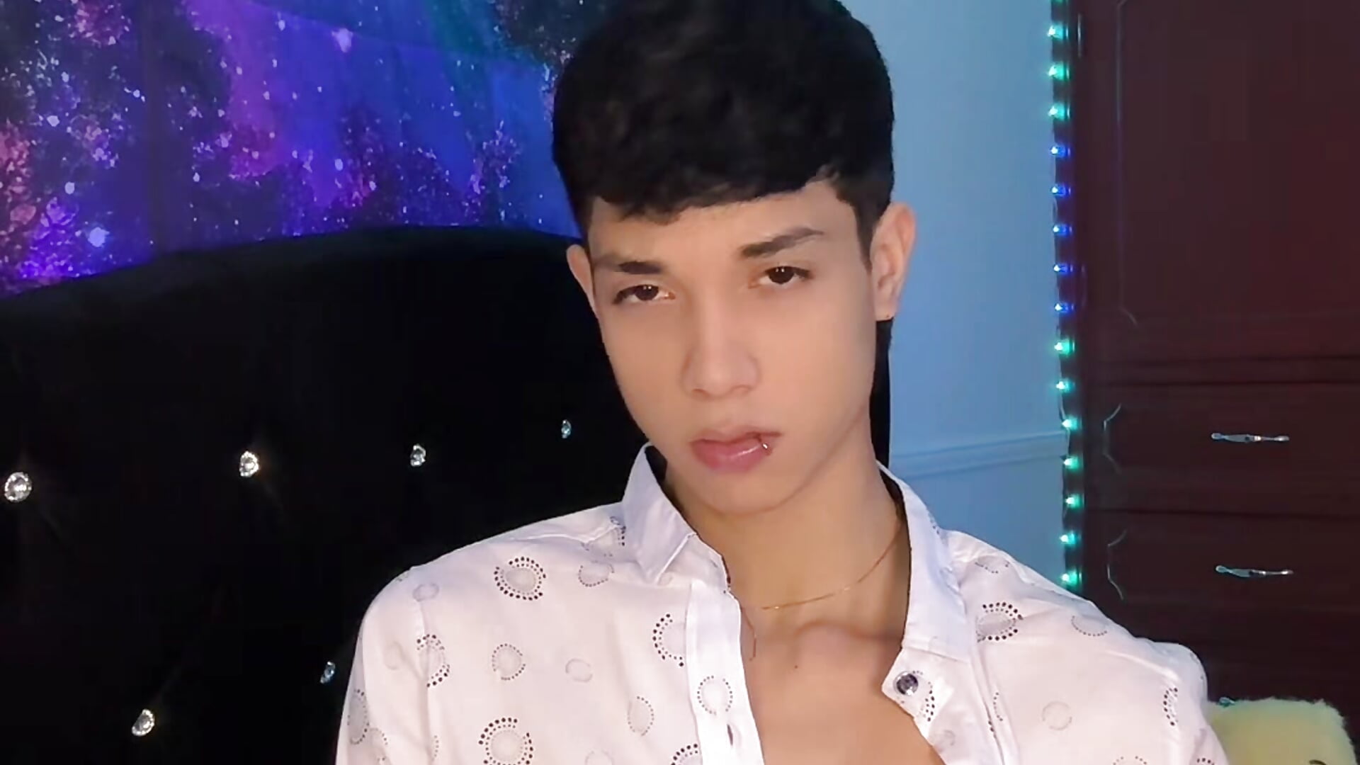 The white shirt is just a tease, but what’s underneath are my wildest secrets... 💎 Come find out in - DiamondEssence 캠 모델의 동영상