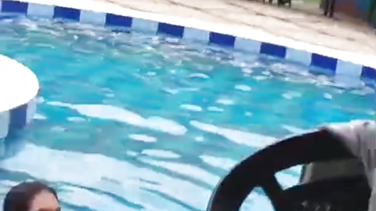 Pool - vídeo de la modelo de cam aurora_bela