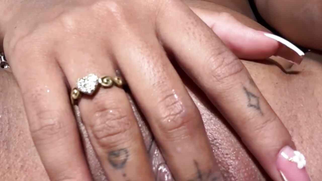 Ariana playing with pussy and titis 🥵😈