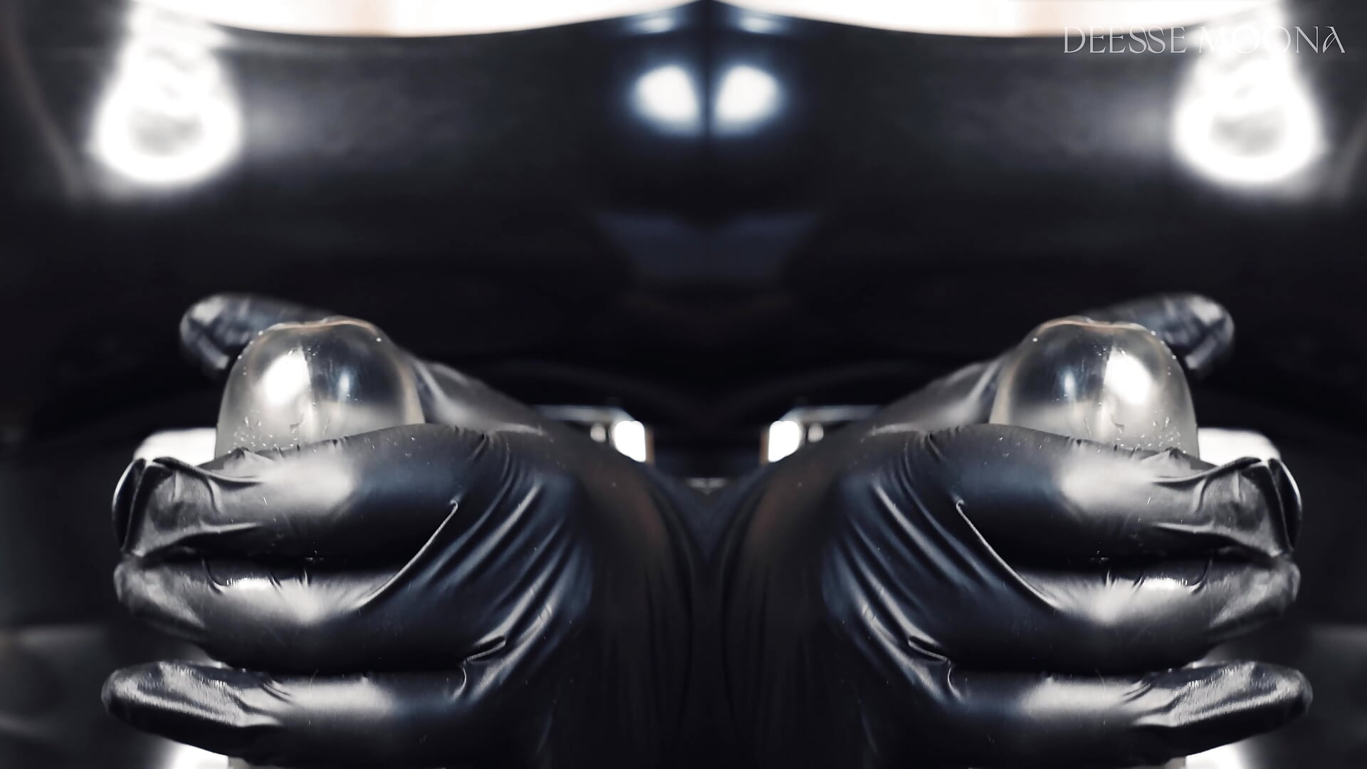 Latex JOI - Jerk off with me – video od webkamerové modelky Deesse-Moona