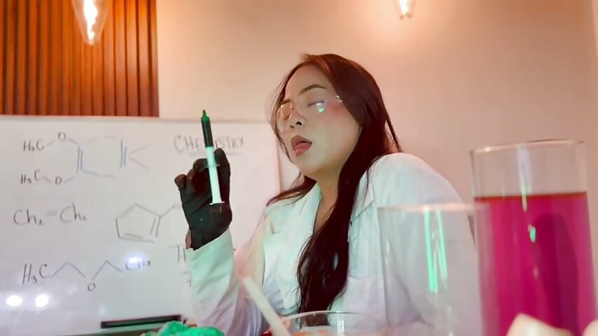 Laboratory: high voltage zone — filmik Victoria-Collins_, modela(-lki) na kamerkach