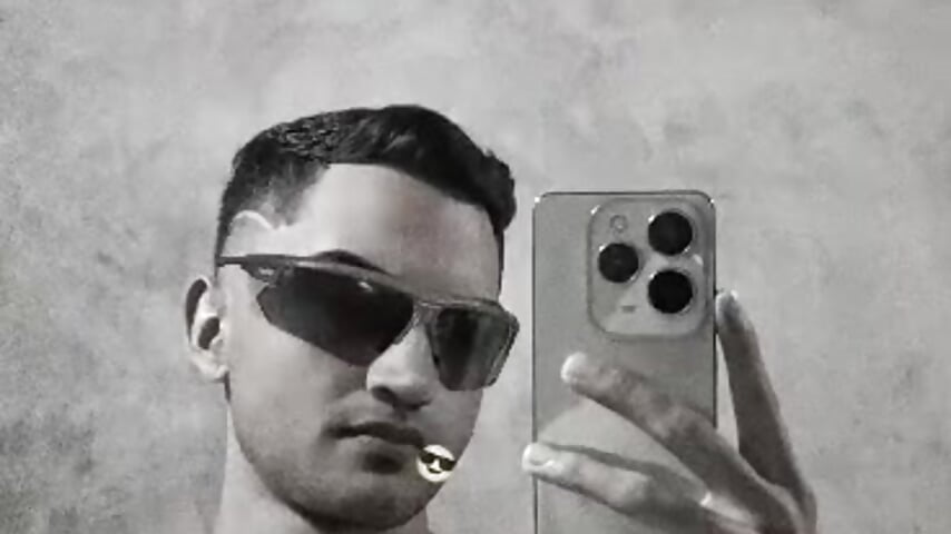 91f6a7e4-f379-409d-9089-30516c1e8796 – video modela na kameri Enma26-