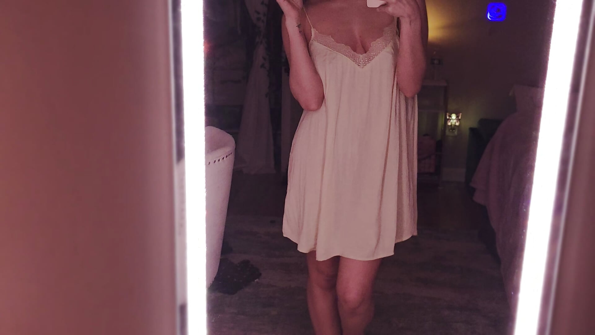 Little yellow dress 💛 - vidéo du modèle de showcams lovelyazalea